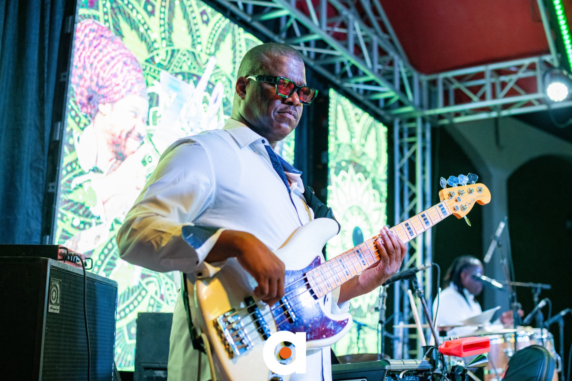 Le bassiste de Zafèm en pleine performance