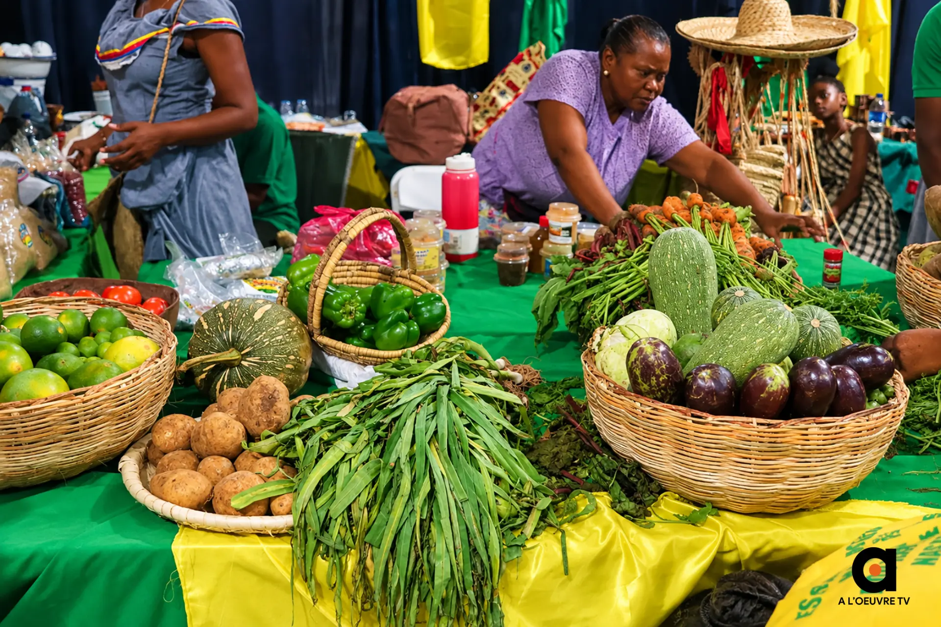 Étal de légumes et de produits locaux à la foire industrielle