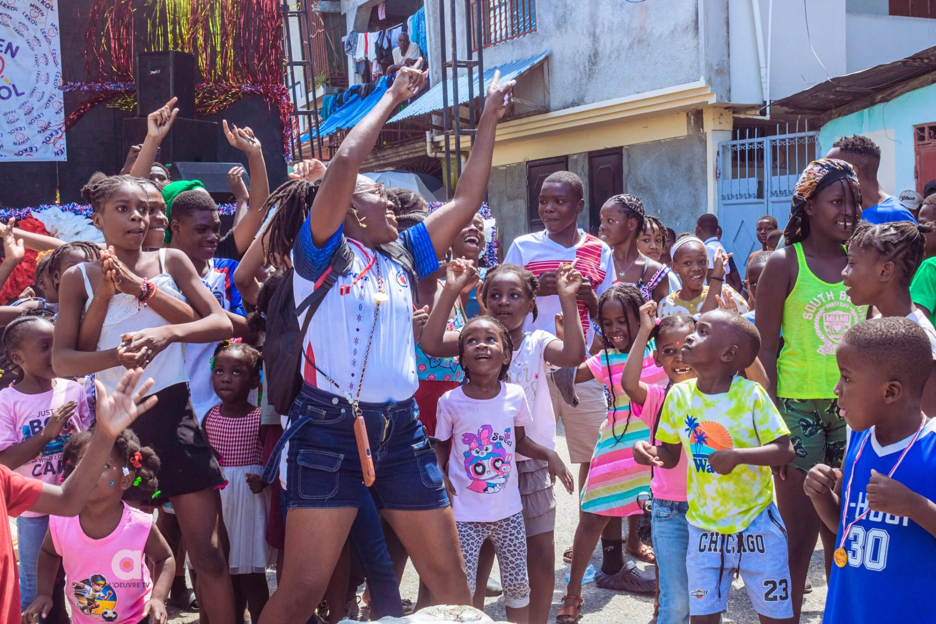 Enfants et jeunes rassemblés autour d'une animation lors de « Mwen Renmen Lekòl » à Jacquet
