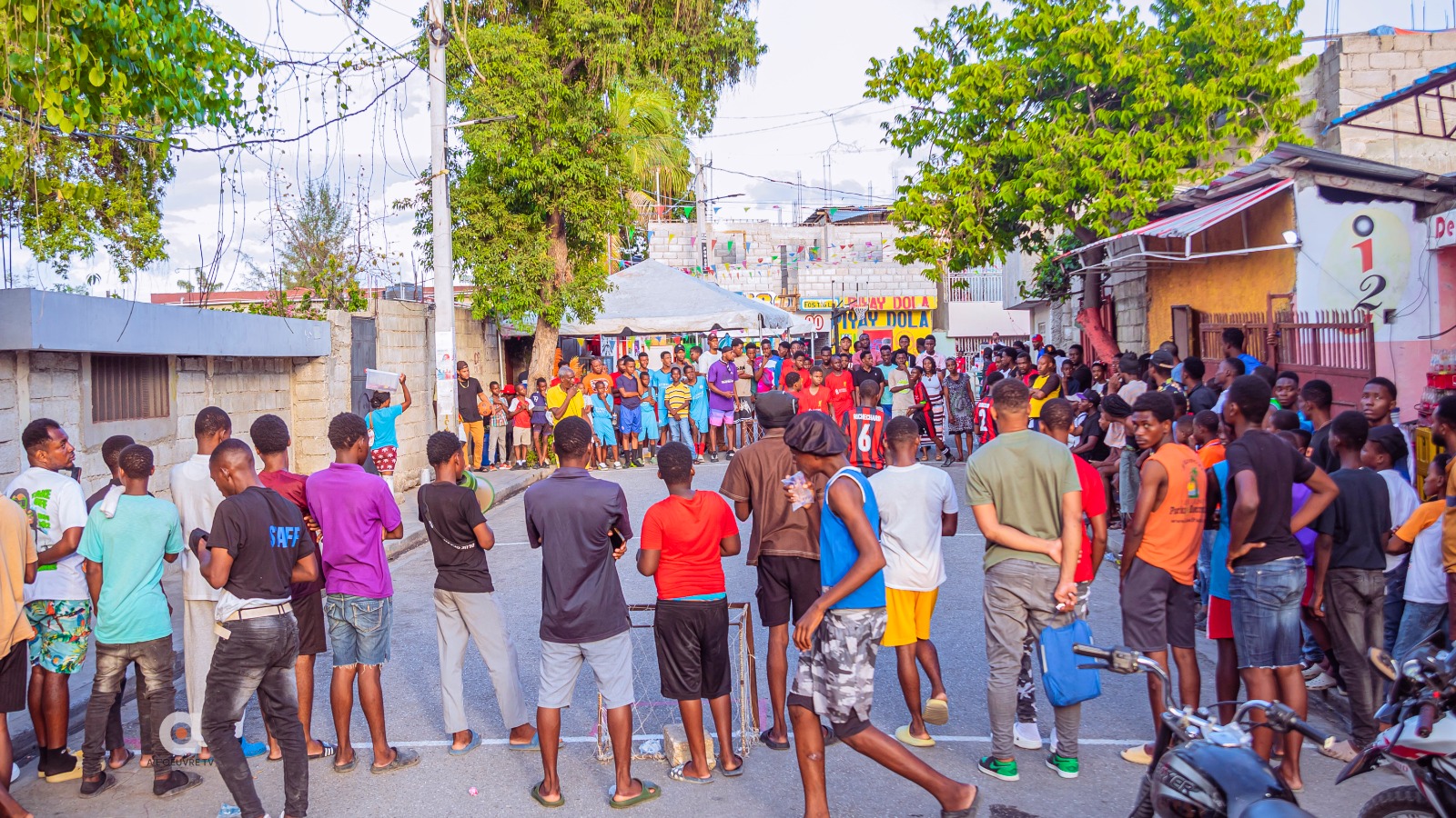 Habitants du quartier de Jacquet réunis dans la rue autour d'un tournoi sportif