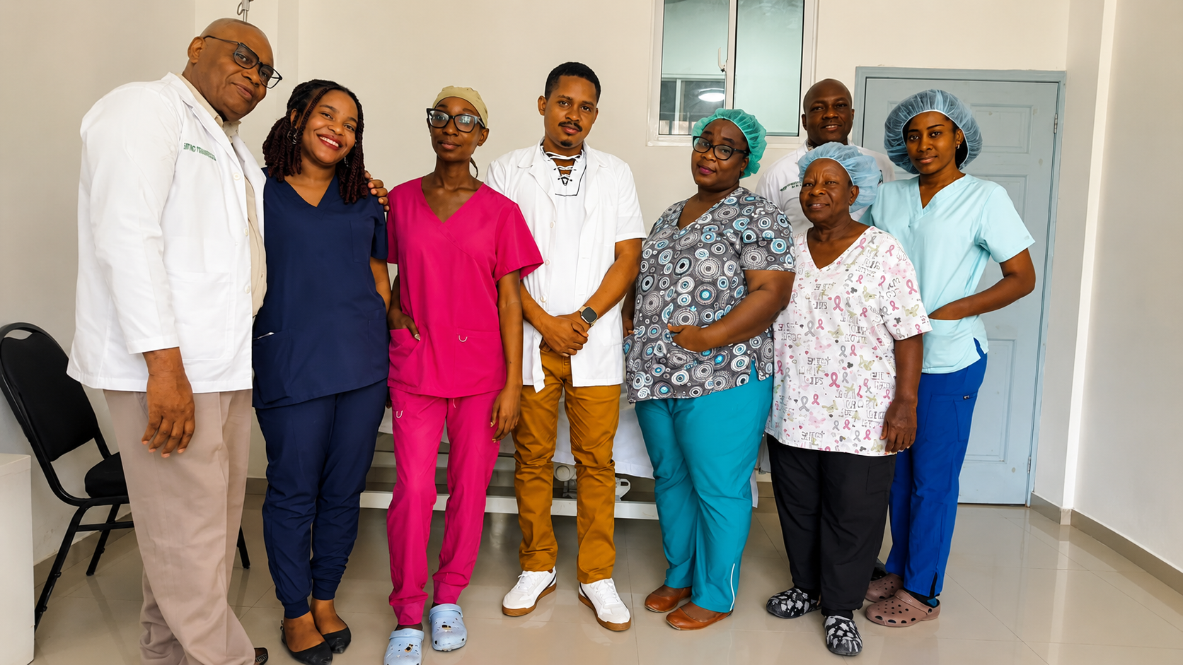 L'équipe médicale et infirmière de l'hôpital OFATMA du Cap-Haïtien ayant pris en charge Prince Rutberson Étienne
