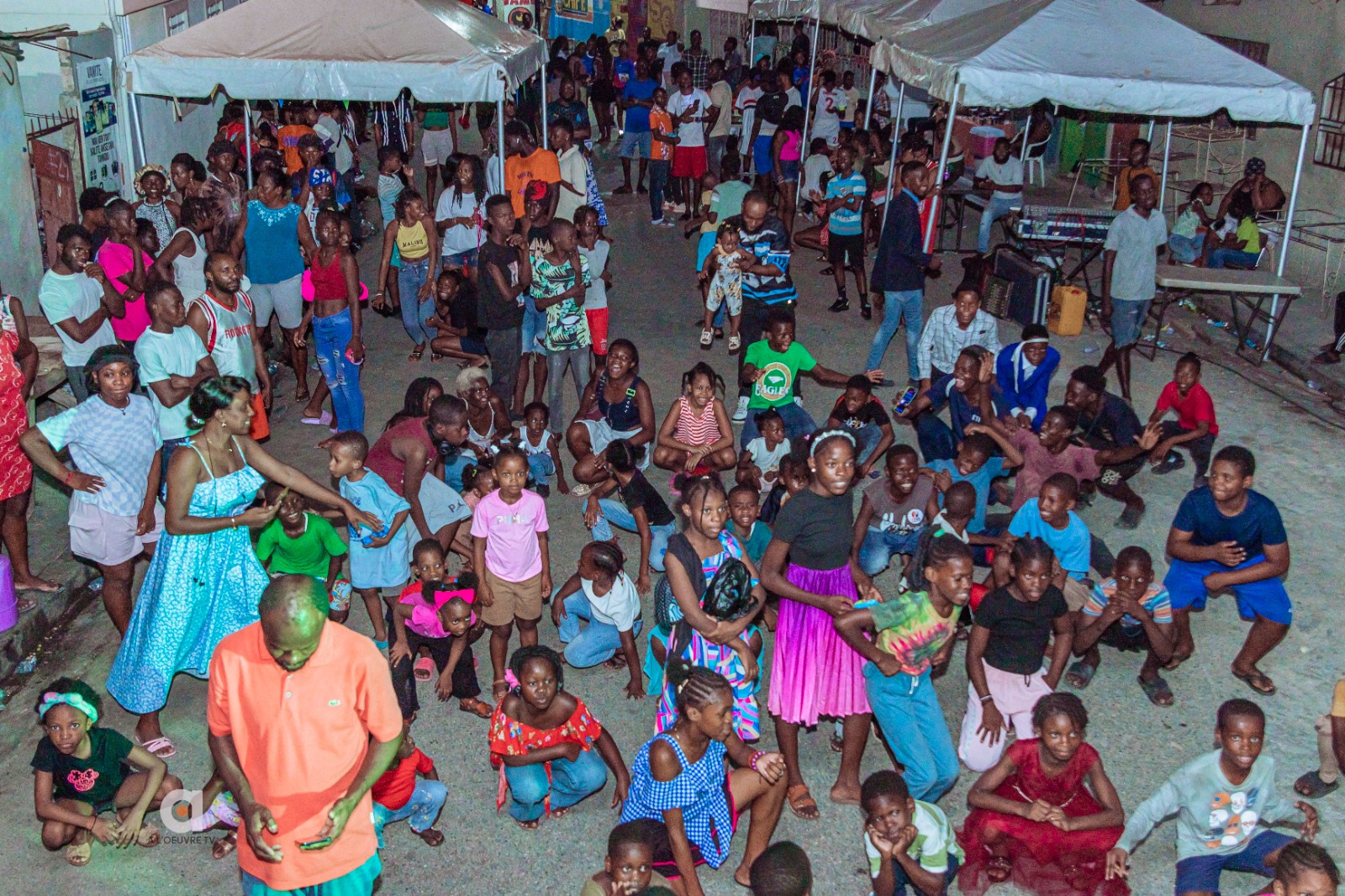 Foule d'enfants et d'habitants réunis en soirée pour la clôture de « Mwen Renmen Lekòl »