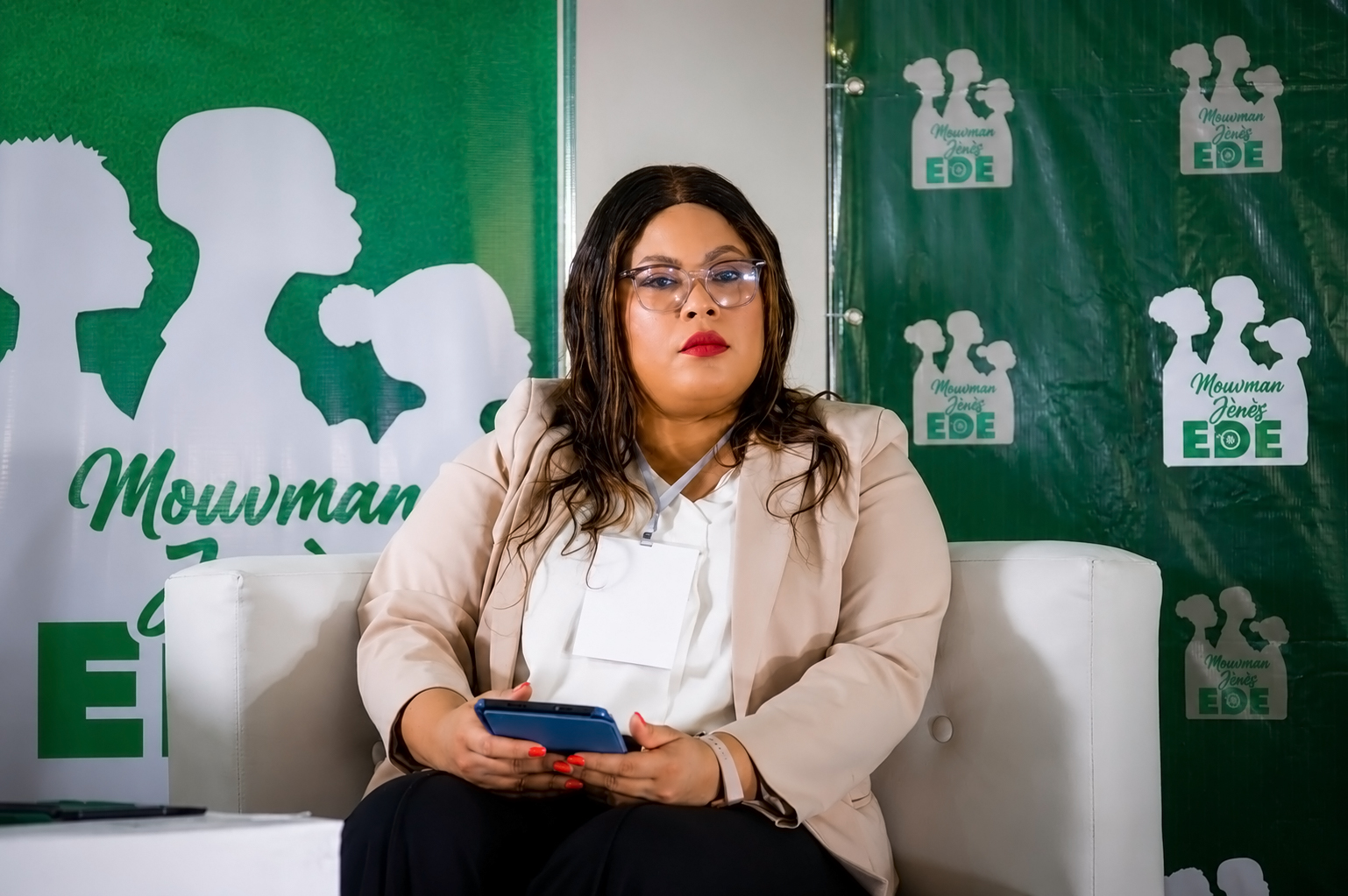 Kemissa Tressil assise lors du forum Mouvement des jeunes EDE