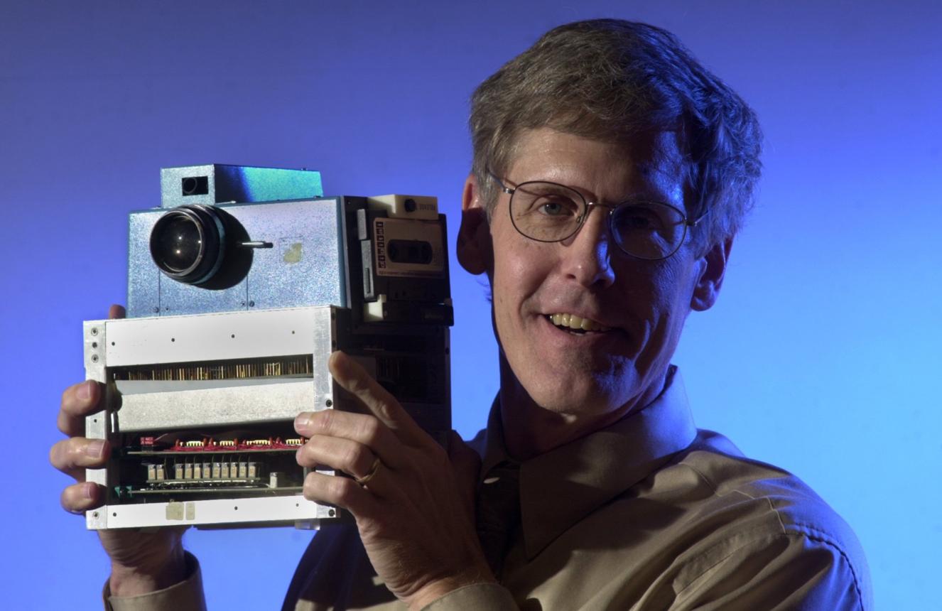Steven Sasson présentant le premier appareil photo numérique