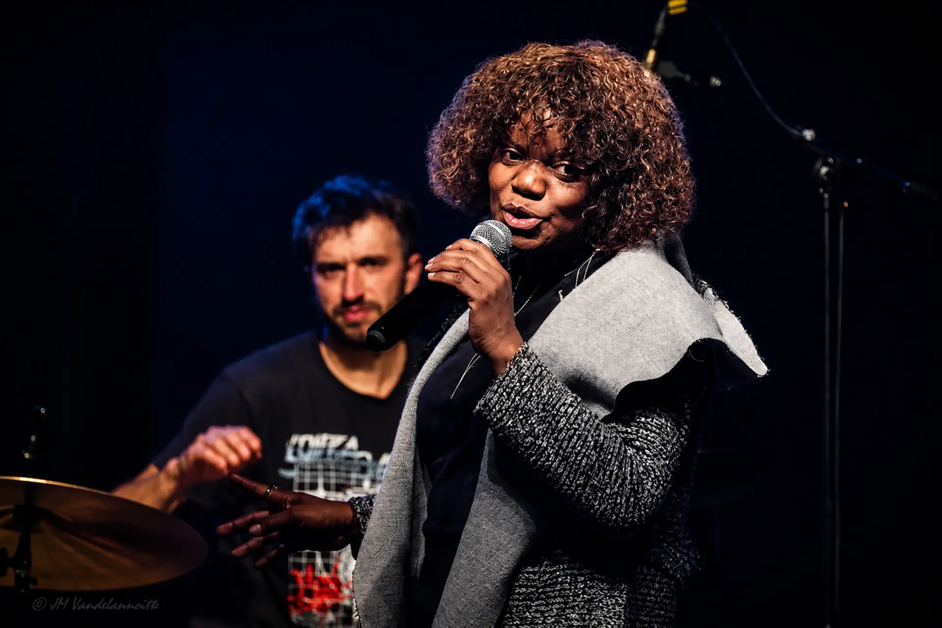 Renette Désir au micro sur scène, accompagnée de ses musiciens