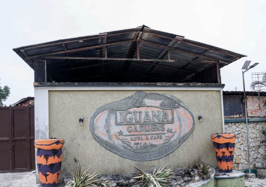 Les installations de l'Iguana Café ravagées par les flammes, route de Canapé-Vert