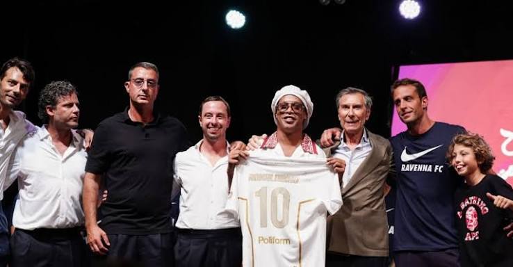 Ronaldinho présente le maillot numéro 10 du Ravenna FC entouré des dirigeants du club