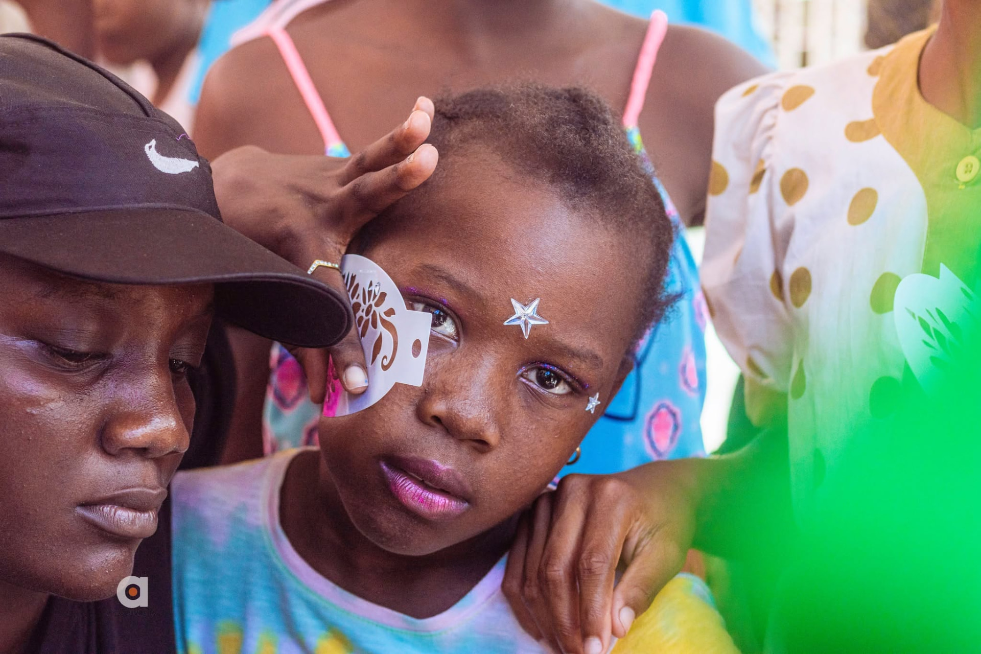 Une enfant se fait maquiller le visage lors des activités de « Mwen Renmen Lekòl »