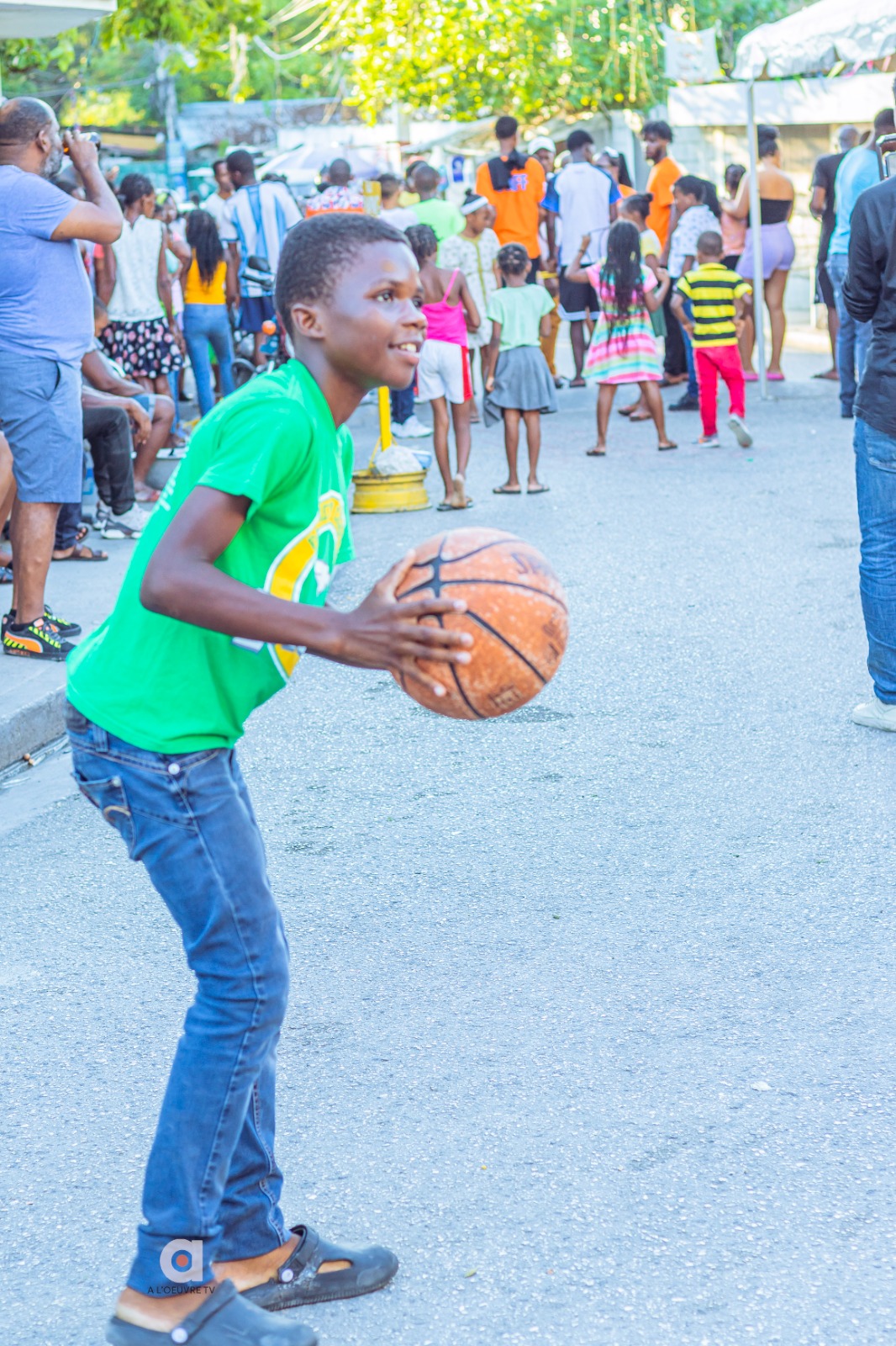 Un adolescent s'apprête à tirer au basketball pendant les activités de Jacquet
