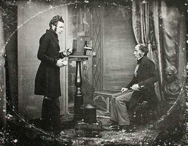 Séance de pose devant un appareil daguerréotype au XIXe siècle