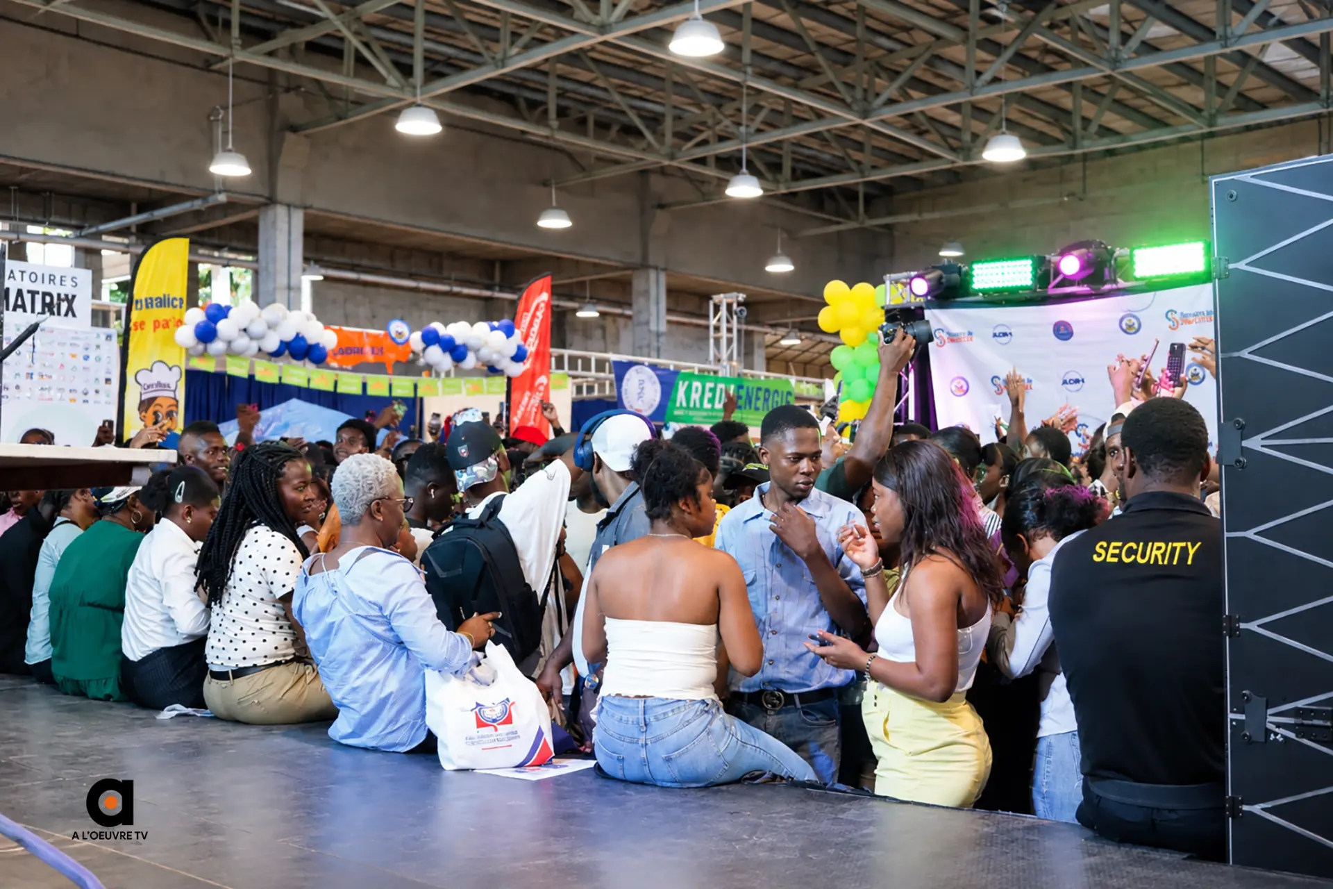 Visiteurs réunis dans le hall de la foire industrielle