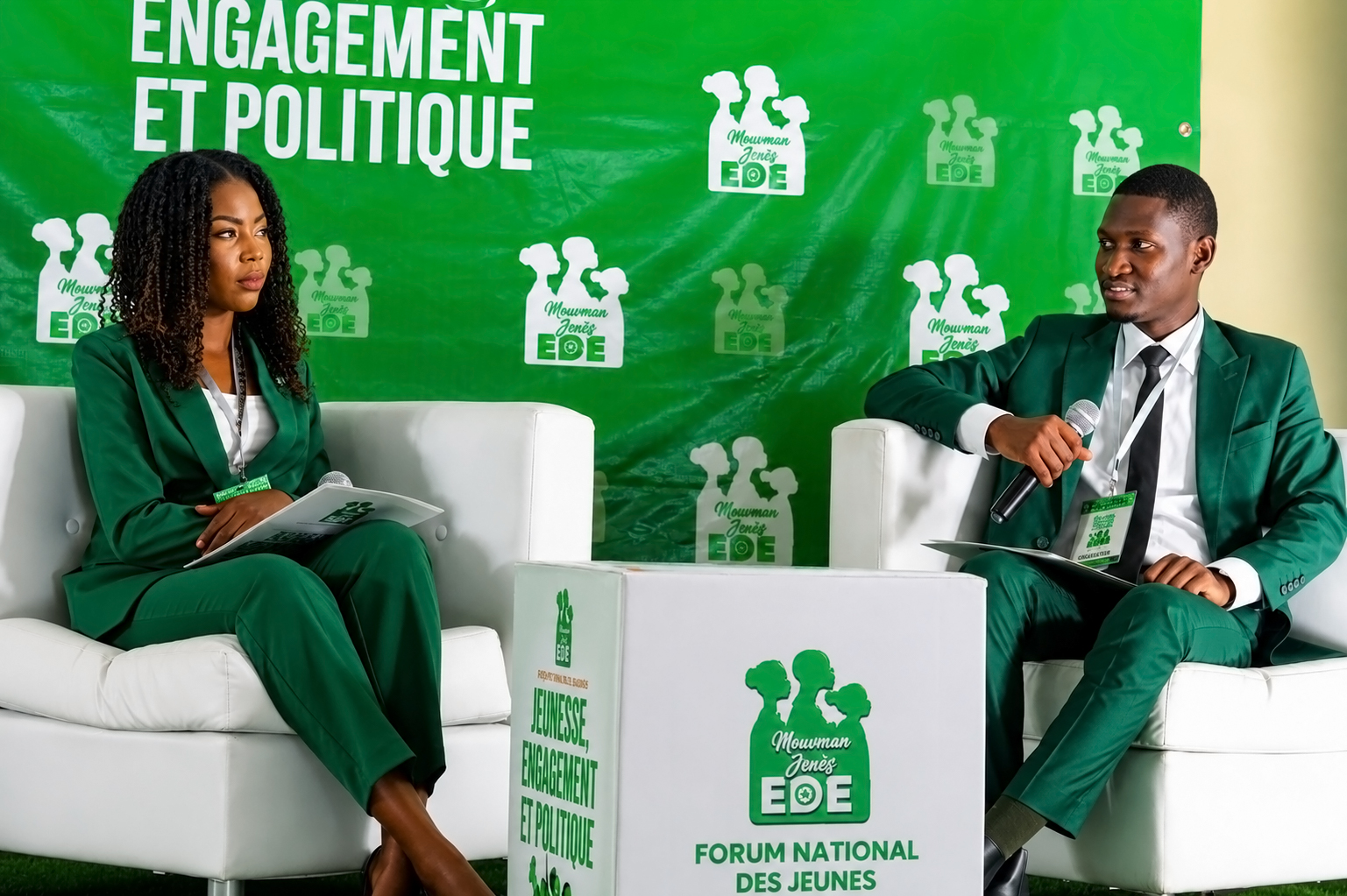 Deux intervenants en costume vert lors d'un panel du forum Mouvement des jeunes EDE
