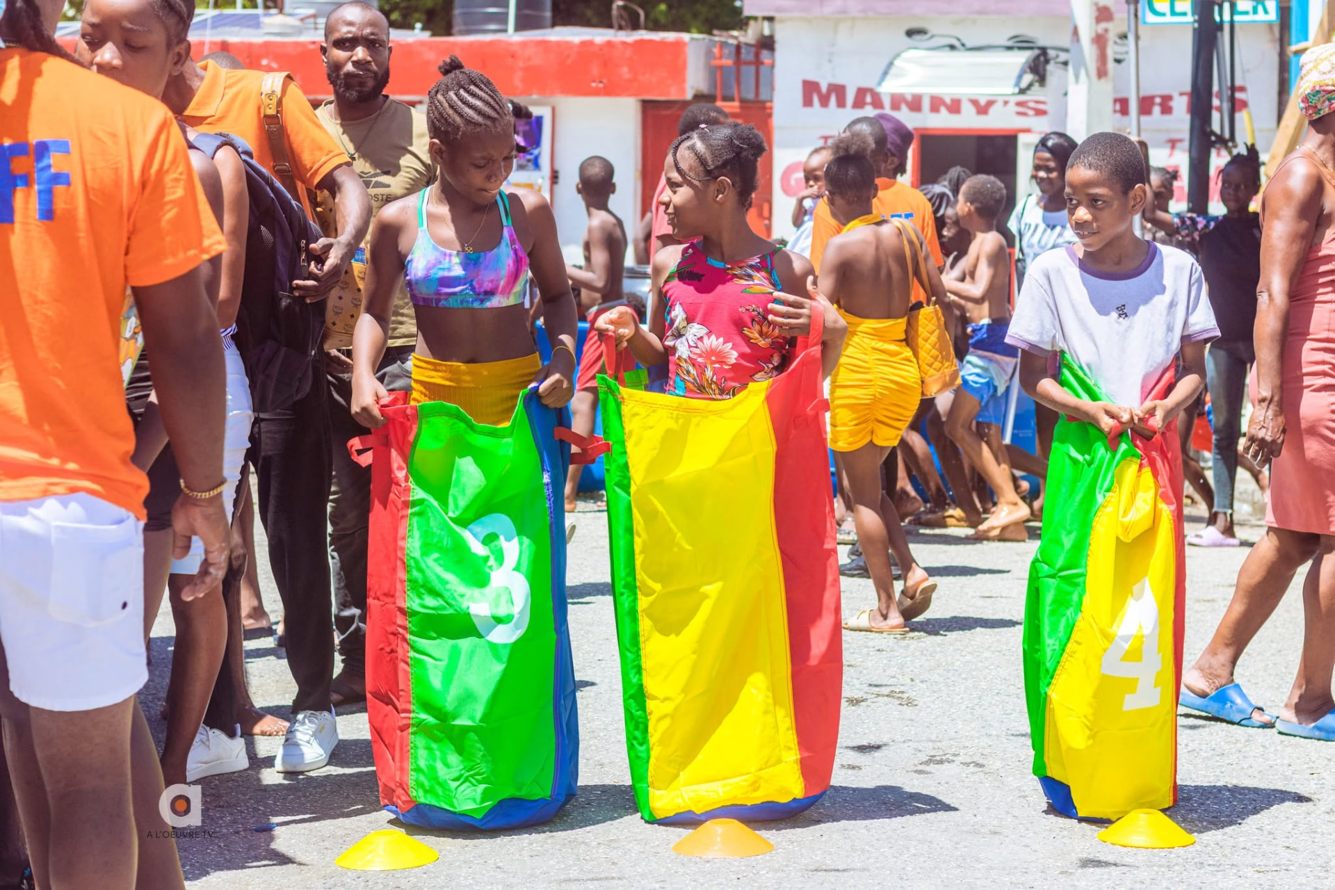 Des enfants participent à une course en sac lors de « Mwen Renmen Lekòl » à Jacquet