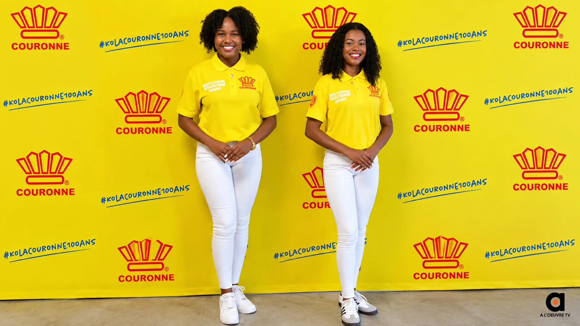 Deux représentantes de Couronne devant un décor jaune lors de Haïti à Déguster