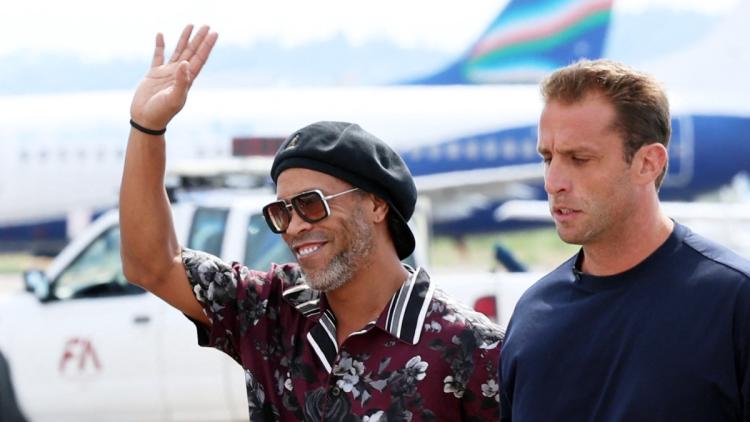 Ronaldinho salue à son arrivée en Italie