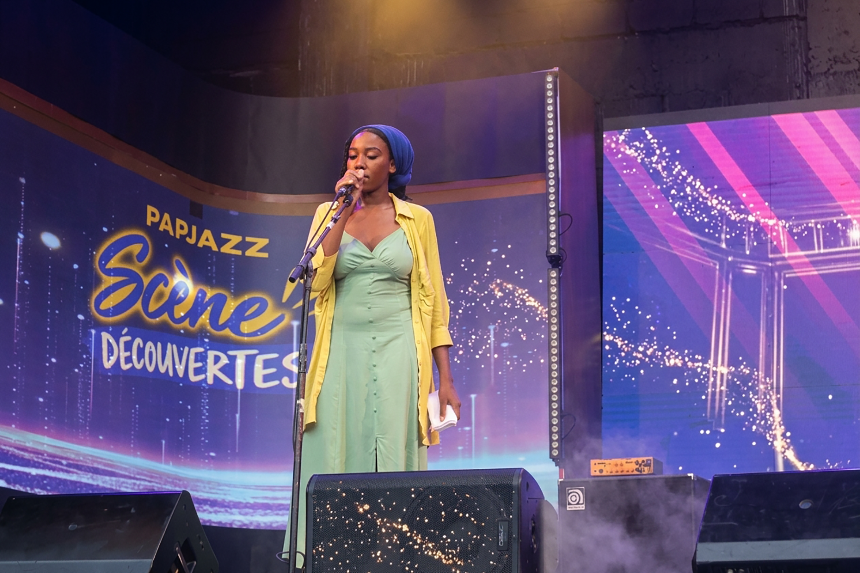 Une artiste chante sur la scène découverte du PAPJAZZ