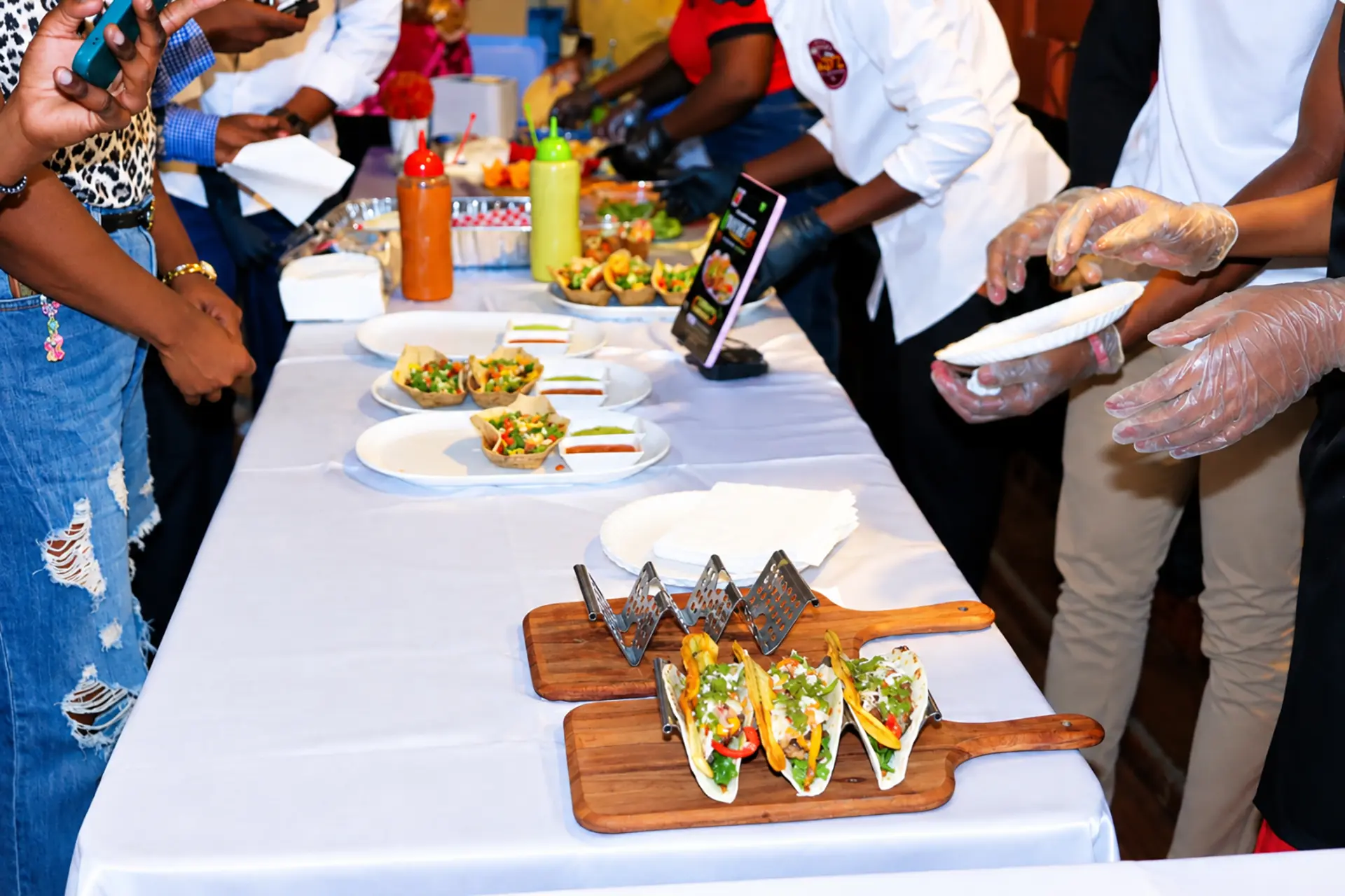 Préparation et dégustation de tacos lors du Tacos Week-End Haïti