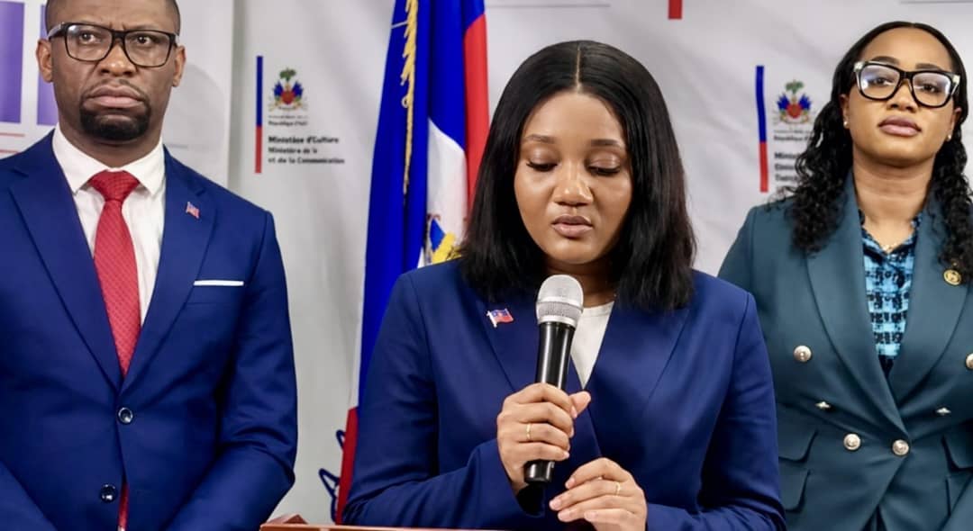 Jefnie Toussaint prononçant son discours de prise de fonction