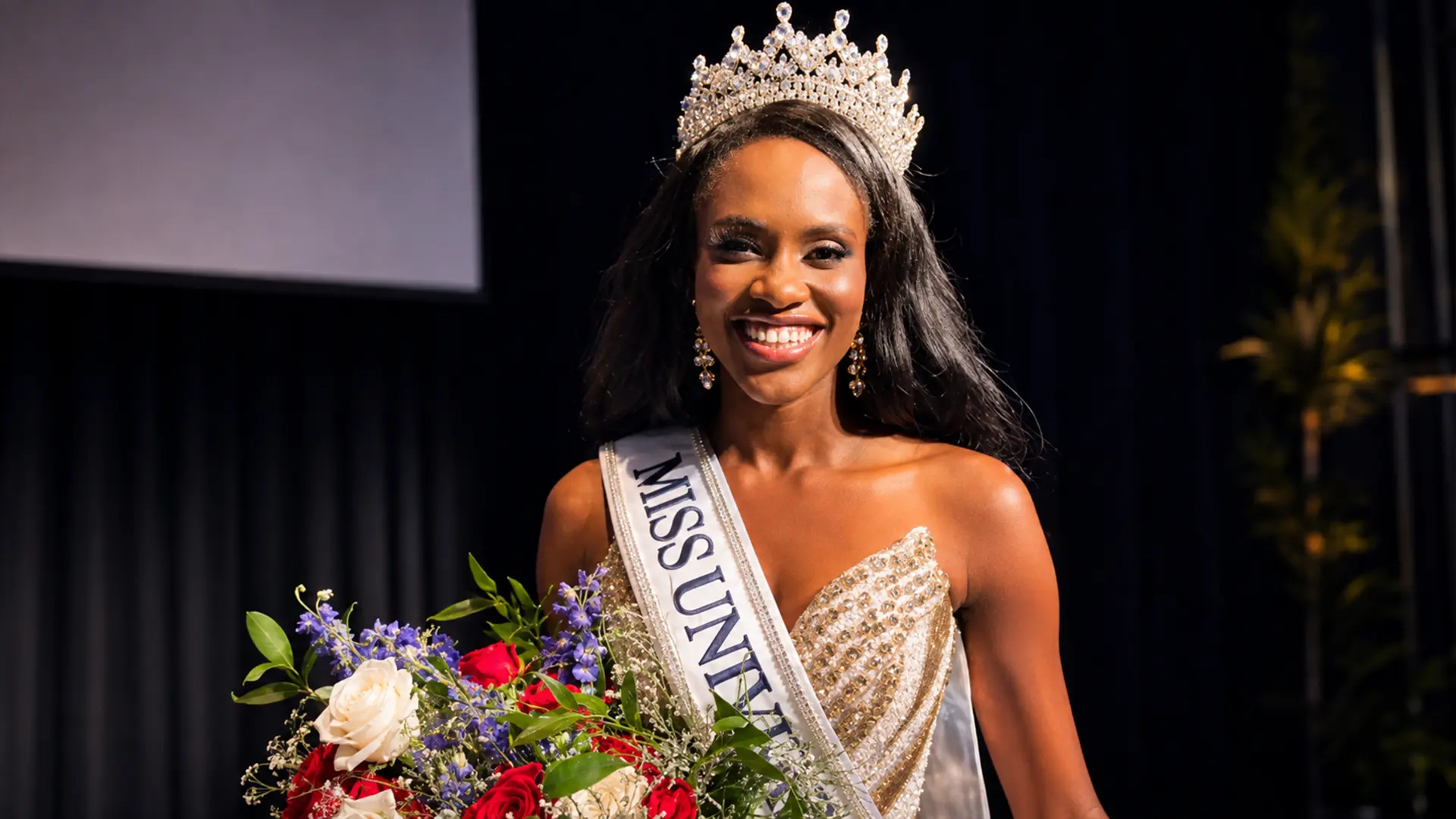 Tatenda Joséphine Rameau, couronne sur la tête et bouquet à la main, après son sacre de Miss Univers Haïti 2026